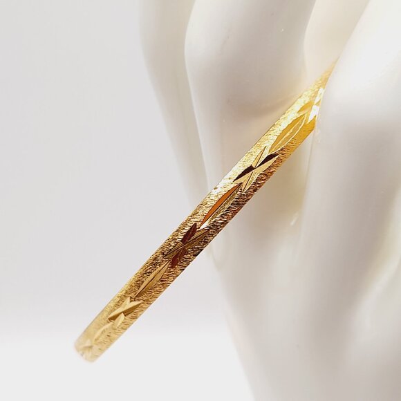 Vintage Crown Trifari Thin Etched Gold Plated Bangle - Size M - Picture 5 of 9